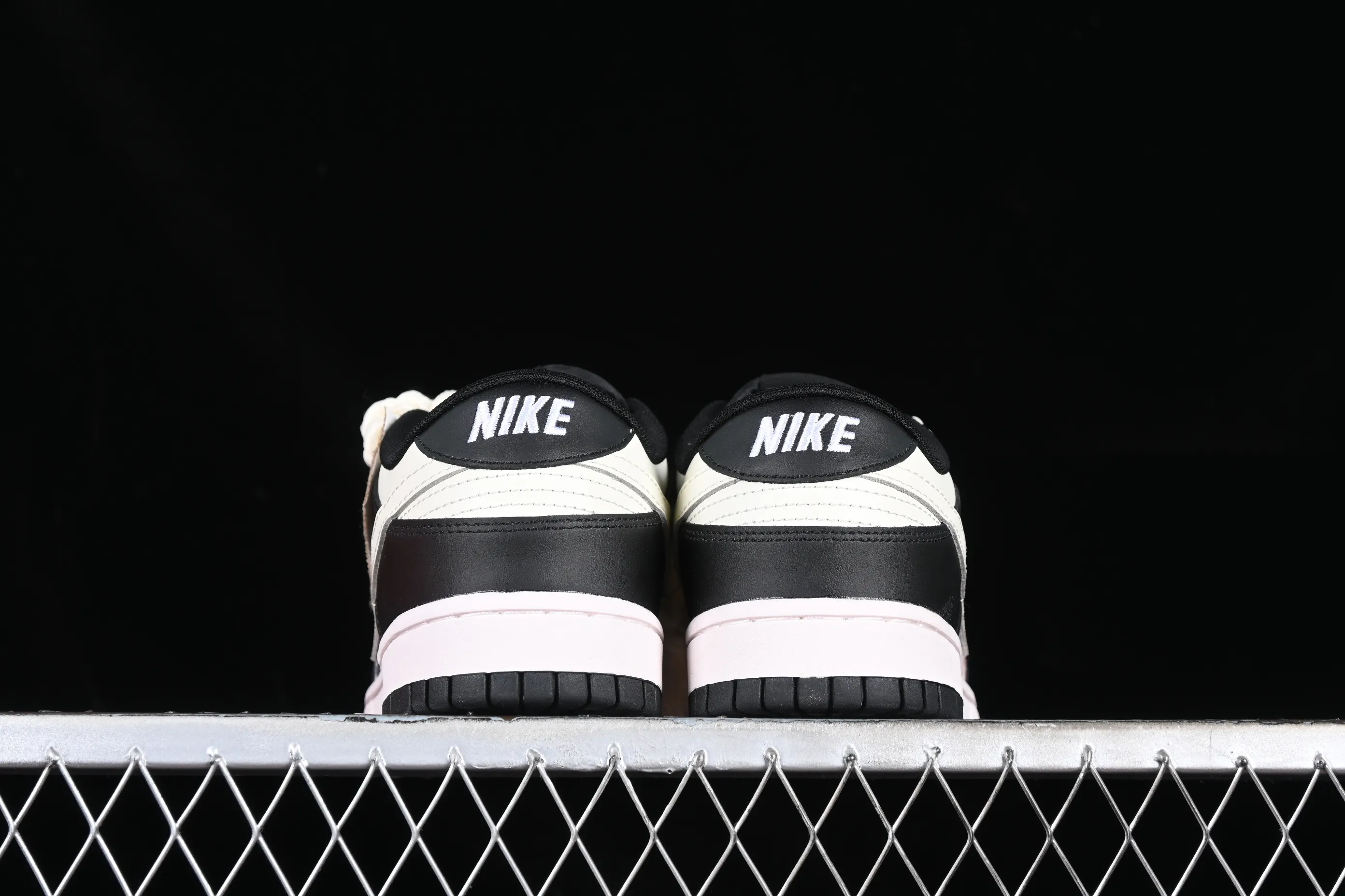 All Categories Nk SB Dunk Series Nk SB Dunk Low Low-top sneakers Nk Dunk Low Fire Heart Scottish distressed oxidation Deconstructed straps SB retro low-top casual sneakers DD1391-100